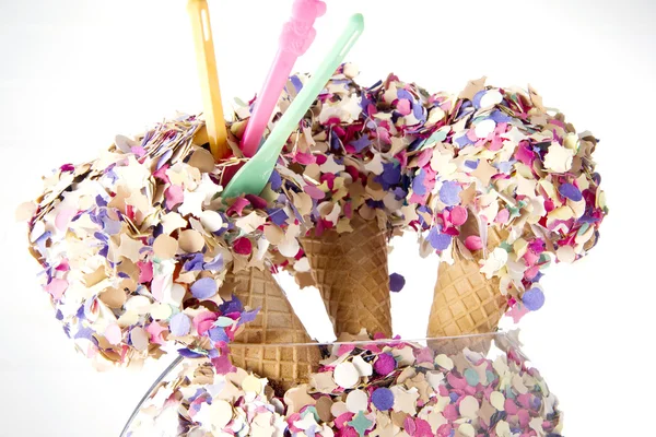 색종이 조각 장식으로 파티 음식 달콤한 아이스크림 콘 — 스톡 사진