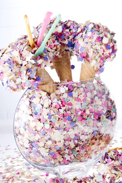 Festa de comida cones de gelado doce com decoração de confete — Fotografia de Stock