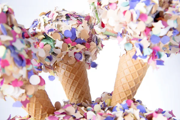 Coni di gelato dolce cibo partito con decorazione coriandoli — Foto Stock