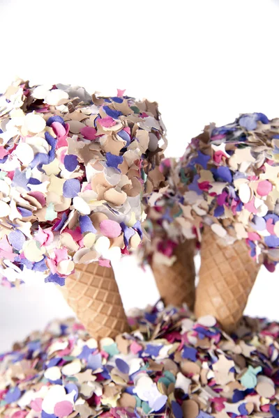 Strana potravin sladkou zmrzlinu kužel s konfety dekorace — Stock fotografie