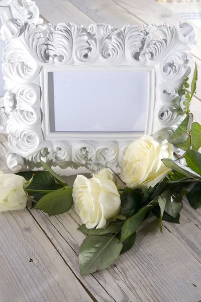 Leerer Fotorahmen und weiße Rosen — Stockfoto