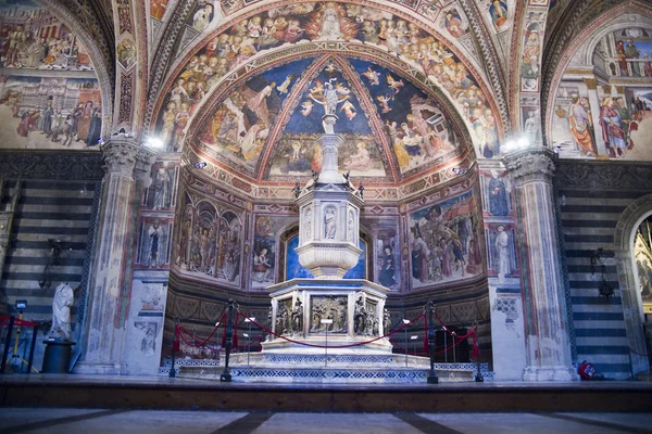 Baptisterium van de katholieke kerk, — Stockfoto