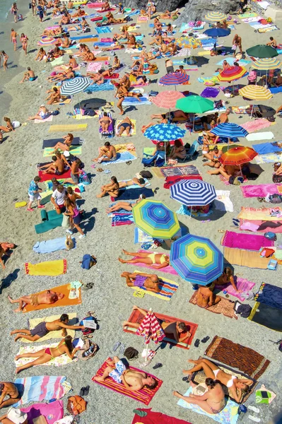 붐비는 해변 — 스톡 사진