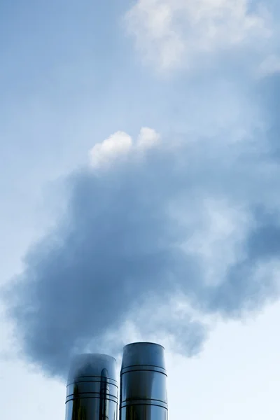 Fumaça industrial da chaminé no céu azul — Fotografia de Stock