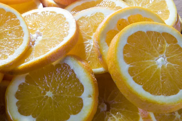 Skivor av citron på skärbräda — Stockfoto