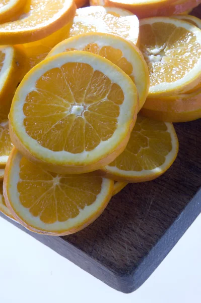Fatias de limão na tábua de corte — Fotografia de Stock
