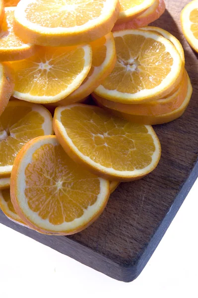 Fette di limone sul tagliere — Foto Stock