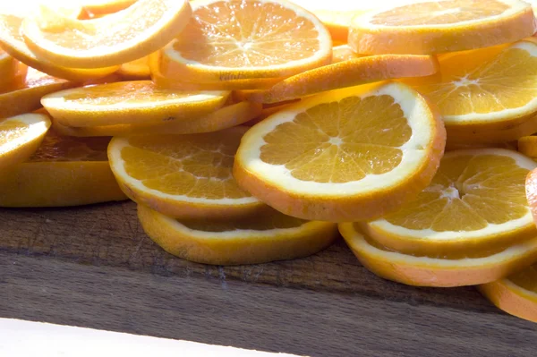 Rodajas de limón en la tabla de cortar — Foto de Stock