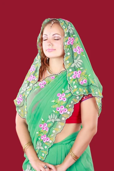 Retrato de una joven mujer hermosa en sari —  Fotos de Stock
