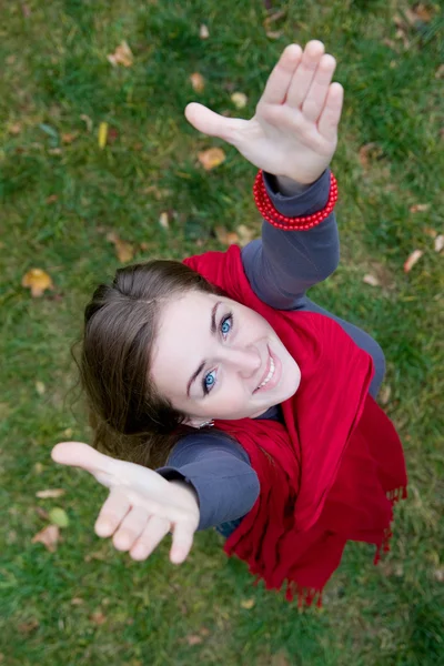 Młoda piękna kobieta w kolorze czerwonym szalikiem Obraz Stockowy