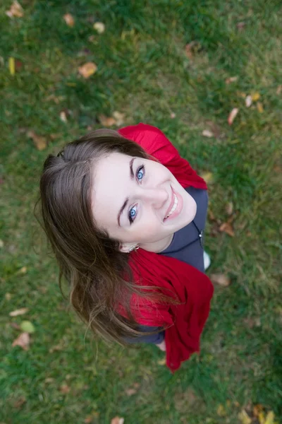Bella ragazza bruna in sciarpa rossa — Foto Stock
