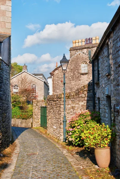 Strada îngustă pavată Kendal, Cumbria — Fotografie, imagine de stoc