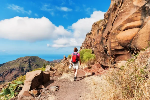 Randonneuse sur un sentier de montagne, Tenerife — Photo