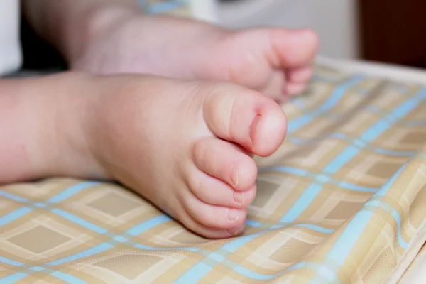 Iki küçük bebek ayaklar — Stok fotoğraf