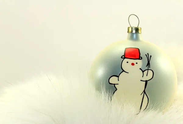 Weihnachtsbaumkugel mit Schneemann — Stockfoto