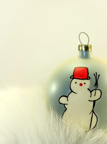 Weihnachtsbaumkugel mit Schneemann — Stockfoto