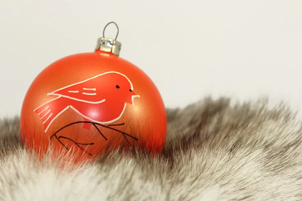 Kürk üzerinde turuncu christmas biblo — Stok fotoğraf