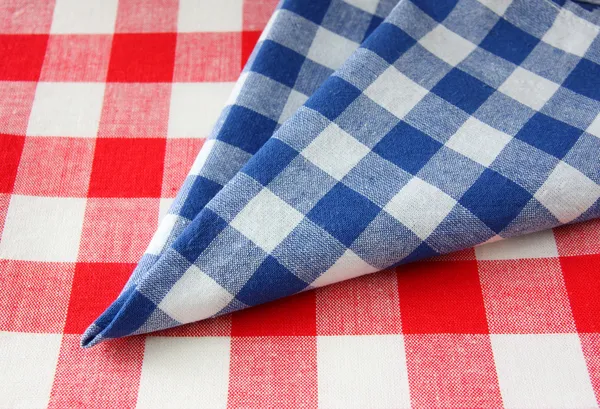 A toalha de mesa quadriculada — Fotografia de Stock