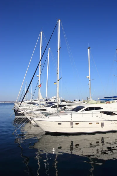 Yachts förtöjning i marina — Stockfoto