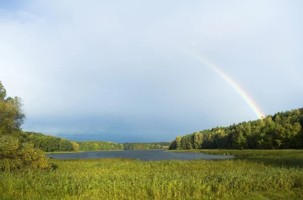 Sjön och regnbåge — Stockfoto