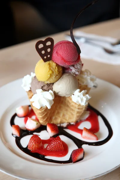 Cialde con gelato e frutta — Foto Stock