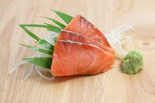 Sashimi de salmón en fondo de madera — Foto de Stock