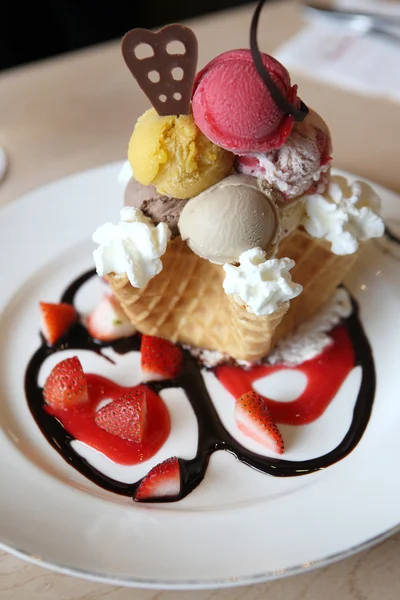华夫饼配冰淇淋、 水果 — 图库照片