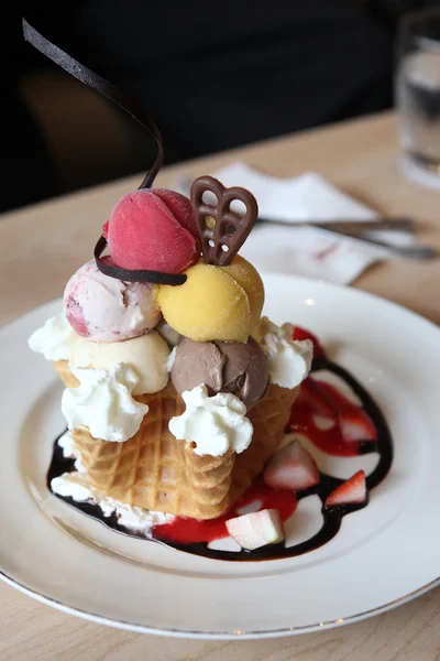 华夫饼配冰淇淋、 水果 — 图库照片