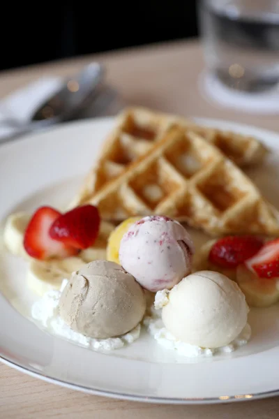 Waffles with ice cream and fruits — Stock Photo, Image