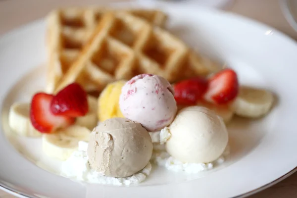 Waffles with ice cream and fruits — Stock Photo, Image