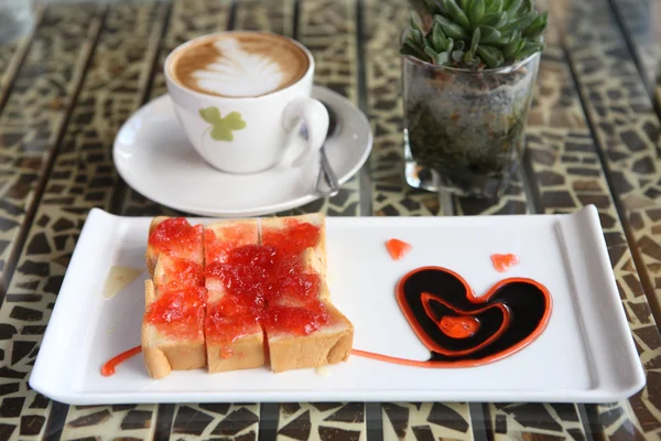 딸기 잼, 커피와 빵의 슬라이스 — 스톡 사진