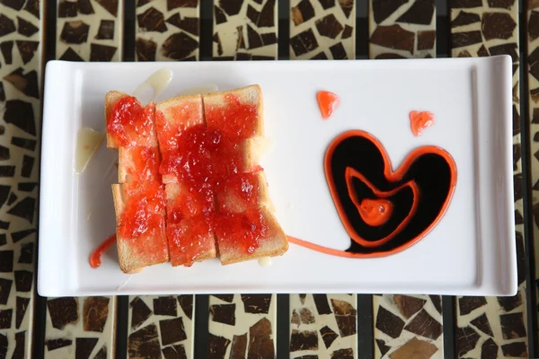 딸기 잼, 커피와 빵의 슬라이스 — 스톡 사진