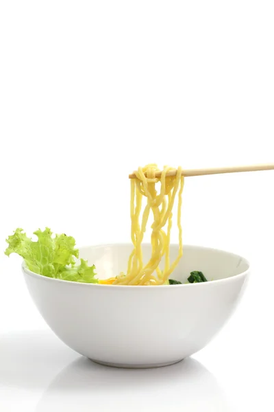 Fideos ranmen comida japonesa aislada en fondo blanco — Foto de Stock