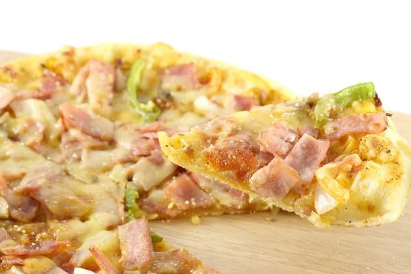 Pizza isolada em fundo branco — Fotografia de Stock
