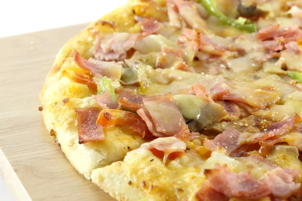 Pizza elszigetelt fehér háttér — Stock Fotó