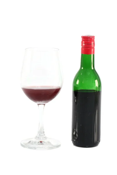 Flaska rött vin och gräs isolerade i vit bakgrund — Stockfoto