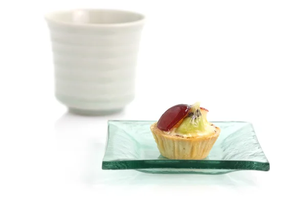Mini torta de frutas com chá verde isolado em fundo branco — Fotografia de Stock