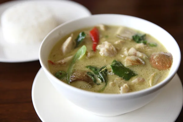 Comida tailandesa pollo al curry verde con arroz en fondo de madera —  Fotos de Stock