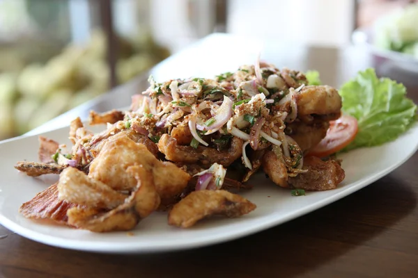 タイ料理フライ魚の木製の背景にハーブのピリ辛サラダ — ストック写真