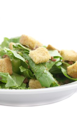 Beyaz arka planda izole salata