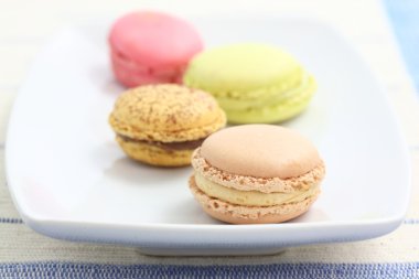 çanak üzerinde renkli macaron