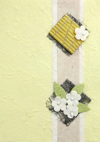 Pappersmodell blomman i gul bakgrund — Stockfoto