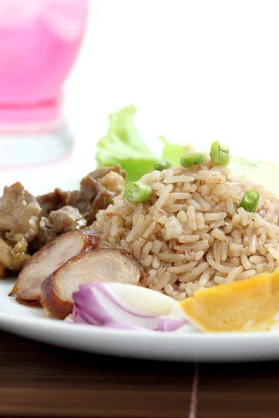 Thailändische Lebensmittel Reis mischt die Garnelenpaste isoliert in weißem Hintergrund — Stockfoto