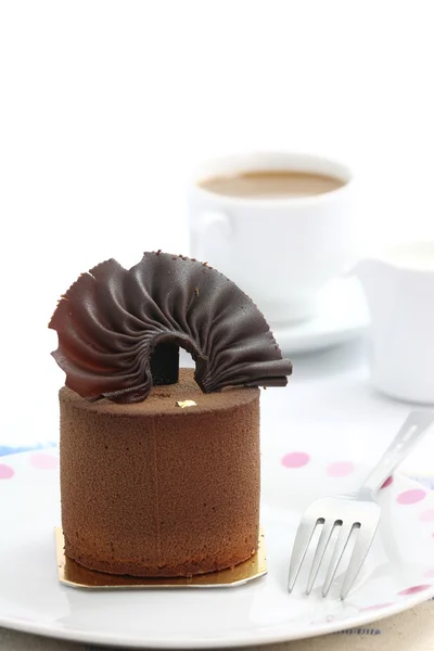 白い背景で隔離のコーヒーとチョコレート ケーキ — ストック写真