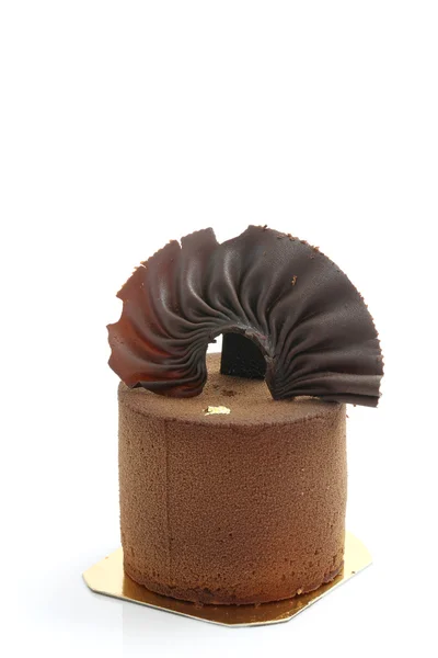 Bolo de chocolate isolado em fundo branco — Fotografia de Stock