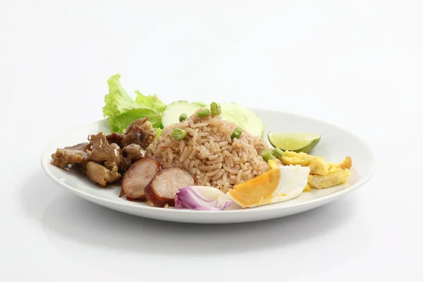 Tajskie jedzenie ryżu miesza krewetki wklej na białym tle w tle — Zdjęcie stockowe
