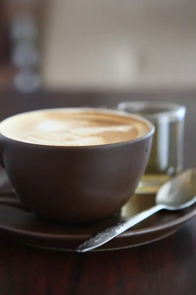 Kaffee in Holz Hintergrund — Stockfoto