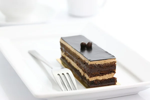 Tort czekoladowy na białym tle w tle — Zdjęcie stockowe