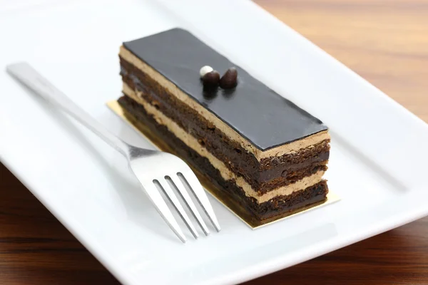 ウッドの背景でチョコレート ケーキ — ストック写真