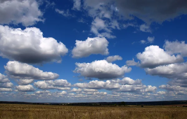 Niedrige Wolken über dem Feld — Stockfoto